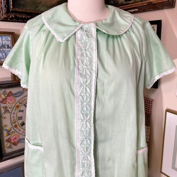 70s Vintage Leisure Life Spring Green Short Sleeve House Coat with Lace Trim - Picture 4 of 6